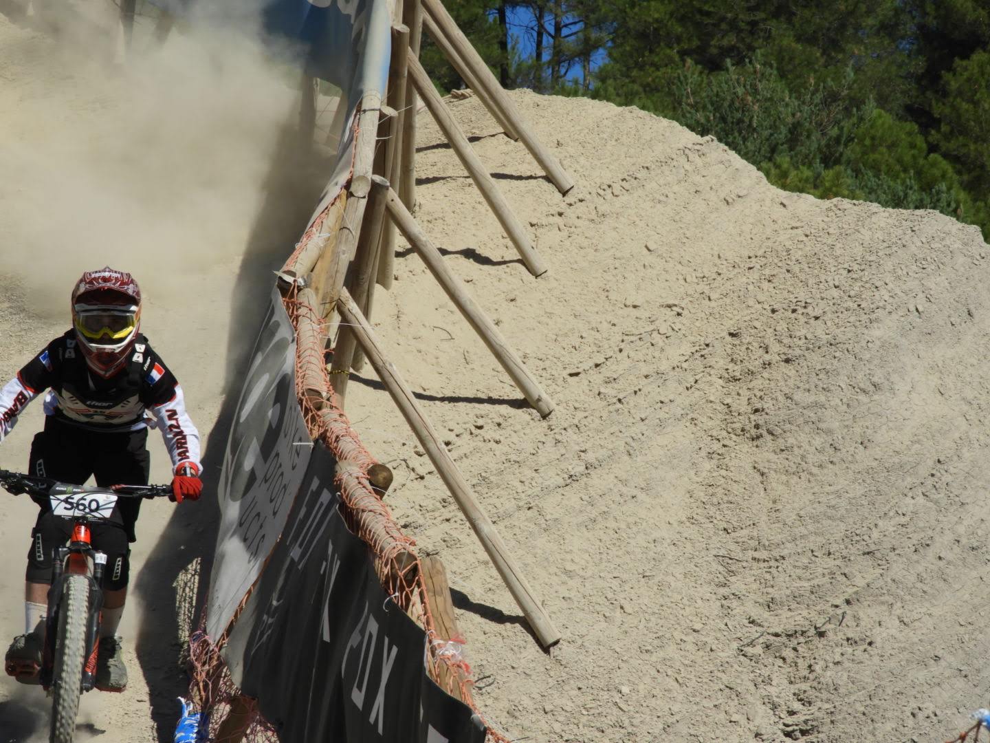 Aínsa en bicicleta: Zona Zero, BTT, enduro, pump track y alojamiento 2 Participante en descenso de BTT y enduro en Zona Zero Aínsa