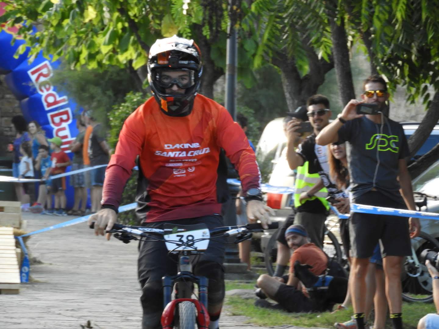 Aínsa en bicicleta: Zona Zero, BTT, enduro, pump track y alojamiento 7 Ciclista de enduro durante un evento deportivo de Zona Zero Aínsa