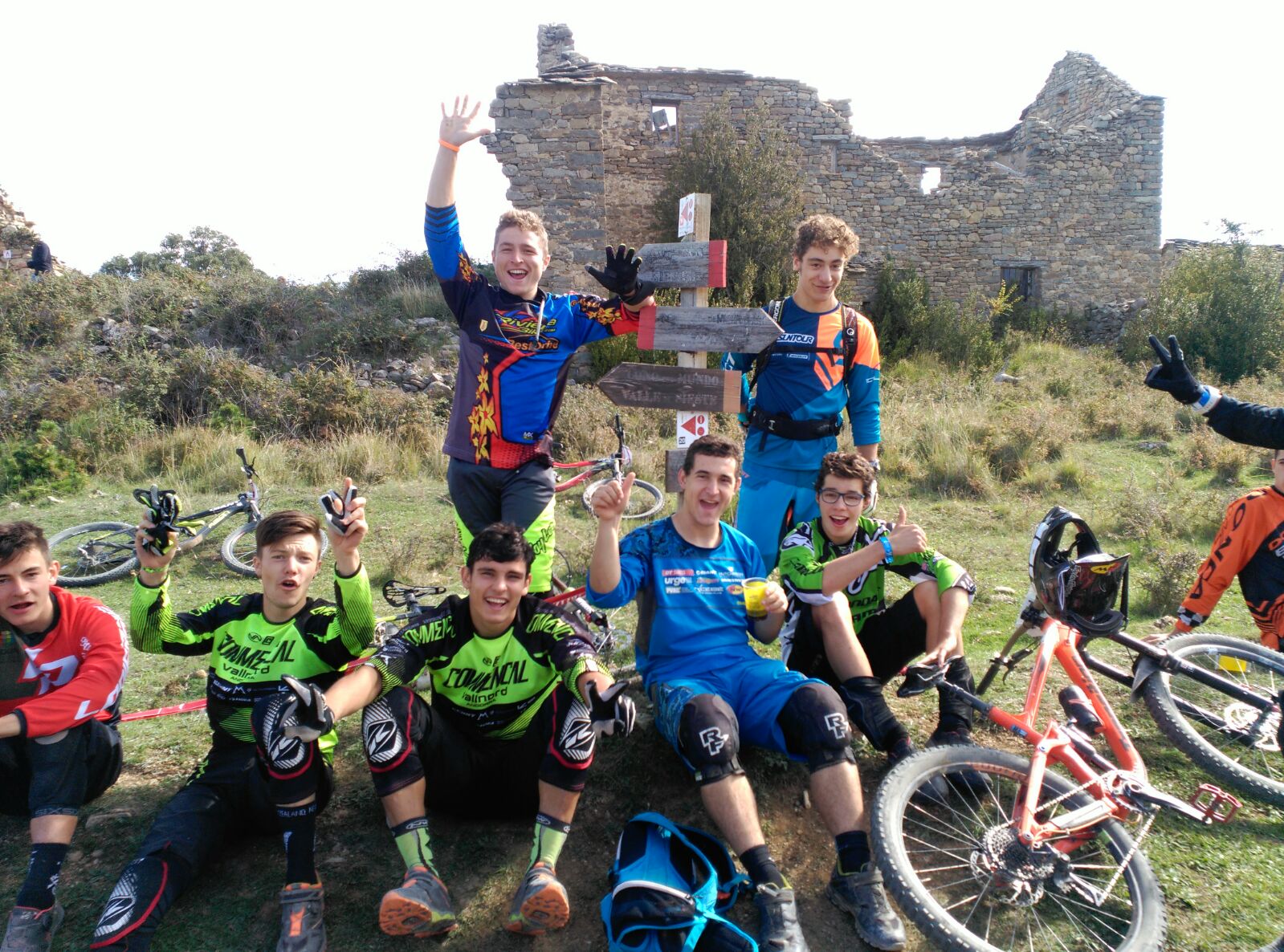 Aínsa en bicicleta: Zona Zero, BTT, enduro, pump track y alojamiento 6 Grupo de ciclistas durante una jornada de enduro por Aínsa